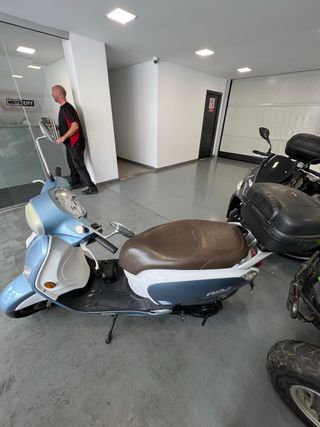 Sym Fiddle 3 125cc Scooter con 2 cascos y maleta