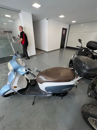 Sym Fiddle 3 125cc Scooter con 2 cascos y maleta