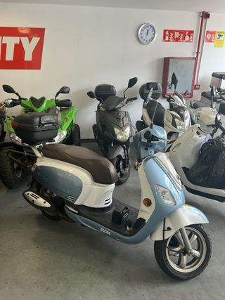 Sym Fiddle 3 125cc Scooter con 2 cascos y maleta