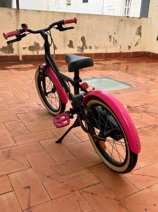 Bicicleta infantil Btwin rosa y negra