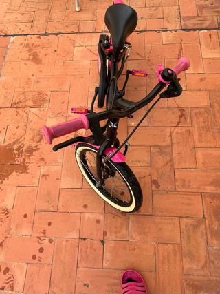 Bicicleta infantil Btwin rosa y negra