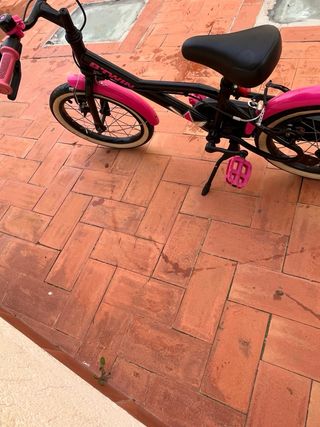 Bicicleta infantil Btwin rosa y negra