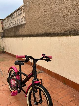 Bicicleta infantil Btwin rosa y negra