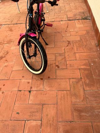 Bicicleta infantil Btwin rosa y negra