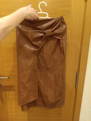 Falda marrón efecto piel lazo