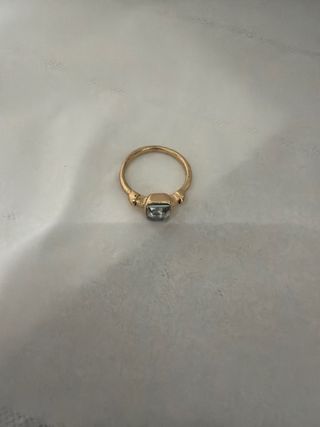 Anillo dorado con piedra cuadrada