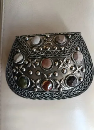 Bolso de mano plateado con piedras