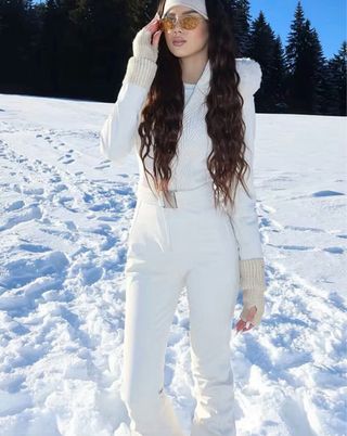 Mono de esquí blanco con capucha