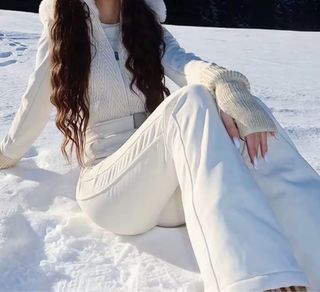 Mono de esquí blanco con capucha