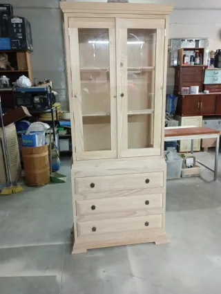 Vitrina de madera y cristal