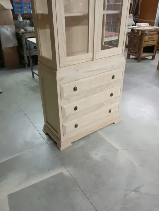 Vitrina de madera y cristal