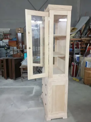 Vitrina de madera y cristal