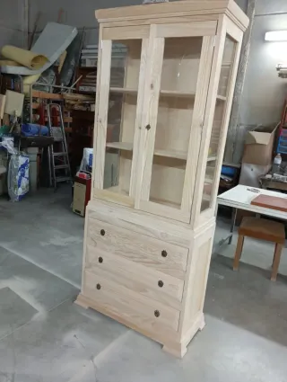 Vitrina de madera y cristal