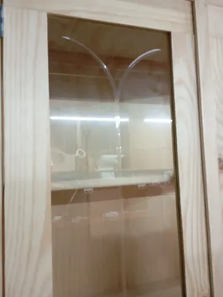 Vitrina de madera y cristal