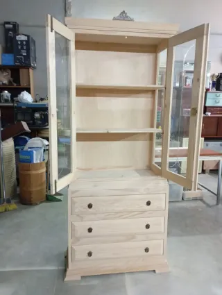 Vitrina de madera y cristal