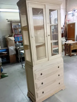 Vitrina de madera y cristal