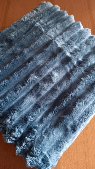 Morbida coperta in pile blu
