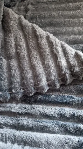 Morbida coperta in pile blu