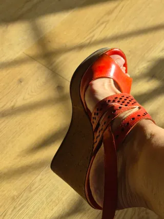 Sandalias de mujer rojas y naranjas tacon