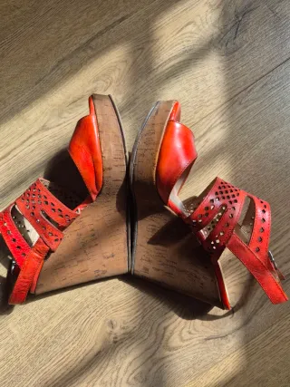 Sandalias de mujer rojas y naranjas tacon