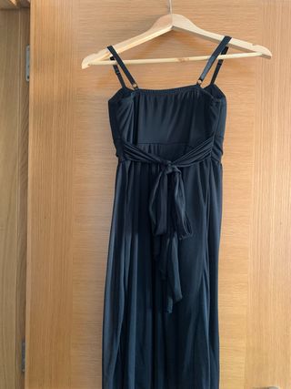Vestido de fiesta negro con pedrería