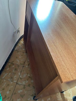 Escritorio de madera con ruedas