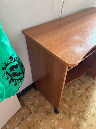 Escritorio de madera con ruedas