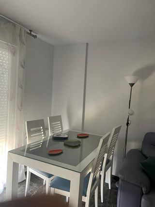 Mesa de cristal y sillas de piel azul