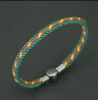 Pulsera trenzada verde con detalles, tamaño medio.