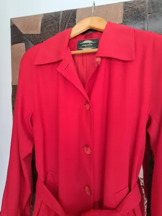 Gabardina roja mujer