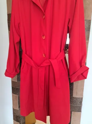 Gabardina roja mujer