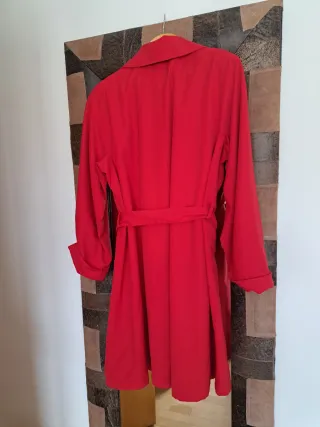 Gabardina roja mujer