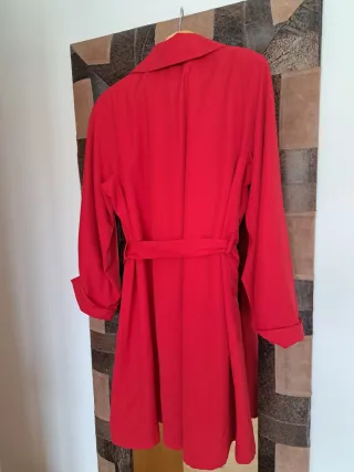 Gabardina roja mujer