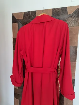 Gabardina roja mujer