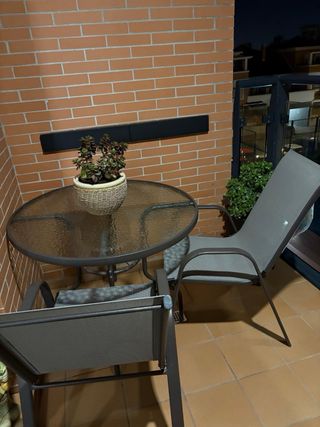 Mesa redonda cristal y 3 sillas exterior