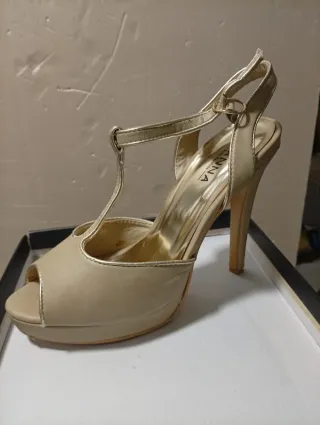 Zapatos de tacón beige y dorado usados 1 vez