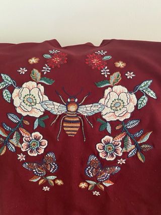 Chaqueta bomber bordada abeja y mariposas