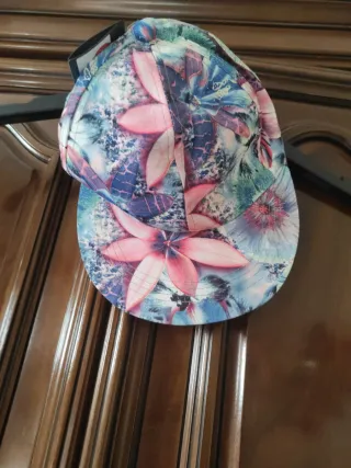 Gorra con estampado floral