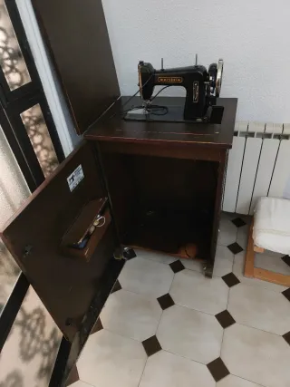 Máquina de coser Wertheim motorizada