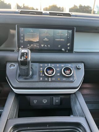 LAND-ROVER Defender 2.0 D200 SD4 SE Auto 4WD