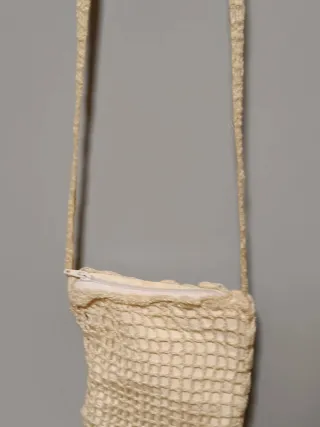 Bolso de hombro beige de malla