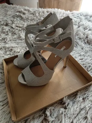Zapatos de tacón plateados brillantes talla 38