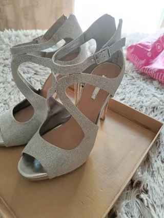 Zapatos de tacón plateados brillantes talla 38