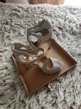 Zapatos de tacón plateados brillantes talla 38
