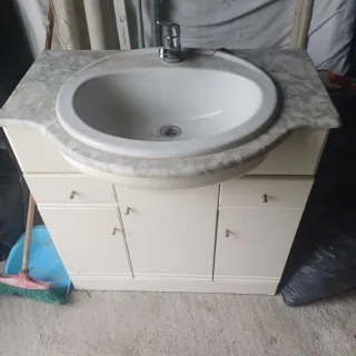 Mueble de baño con lavabo de mármol