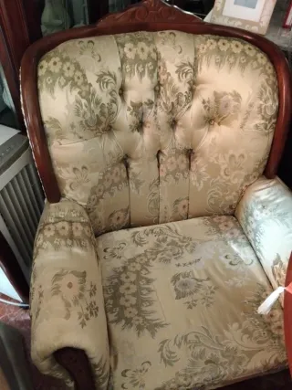 Sillón de tela con diseño floral
