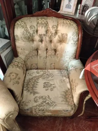 Sillón de tela con diseño floral