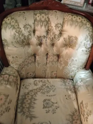 Sillón de tela con diseño floral