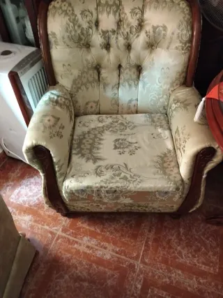 Sillón de tela con diseño floral