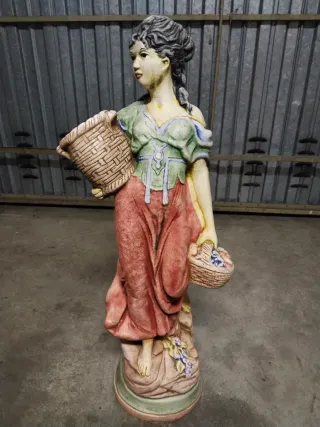 Figura de mujer con cestas